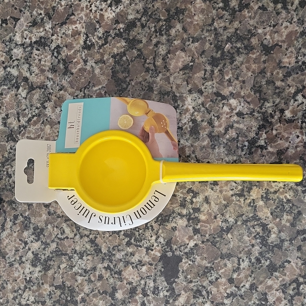 HouseHold Trends Lemon Citrus Juicer new w/ packaging yellow color very sturdy